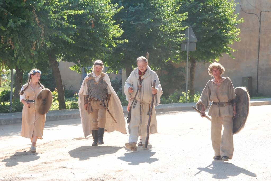 Šodien, 10. jūlijā, Durbē notiek svētki "Durbes kaujai - 750". Jau no paša rīta darbojas amatnieku tirgus, uzstājas Latvijas un Lietuvas folkloras ansambļi, deju kolektīvi. Pēcpusdienā svētku programmā būs sadaļas "Dižās cīņas atbalsis",...