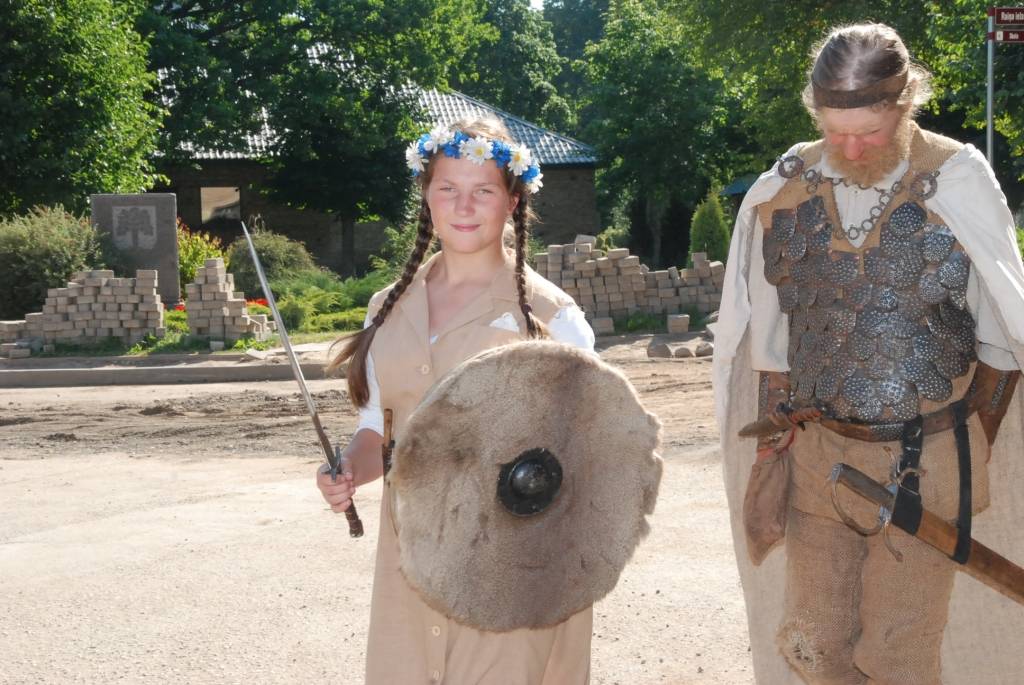 Šodien, 10. jūlijā, Durbē notiek svētki "Durbes kaujai - 750". Jau no paša rīta darbojas amatnieku tirgus, uzstājas Latvijas un Lietuvas folkloras ansambļi, deju kolektīvi. Pēcpusdienā svētku programmā būs sadaļas "Dižās cīņas atbalsis",...