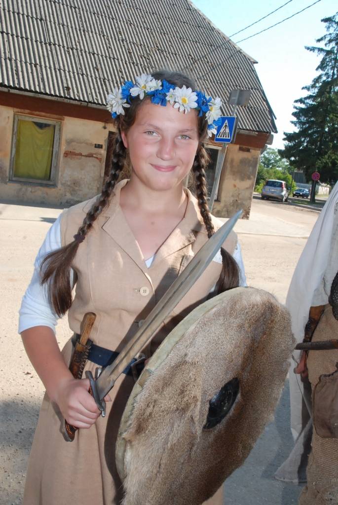 Šodien, 10. jūlijā, Durbē notiek svētki "Durbes kaujai - 750". Jau no paša rīta darbojas amatnieku tirgus, uzstājas Latvijas un Lietuvas folkloras ansambļi, deju kolektīvi. Pēcpusdienā svētku programmā būs sadaļas "Dižās cīņas atbalsis",...