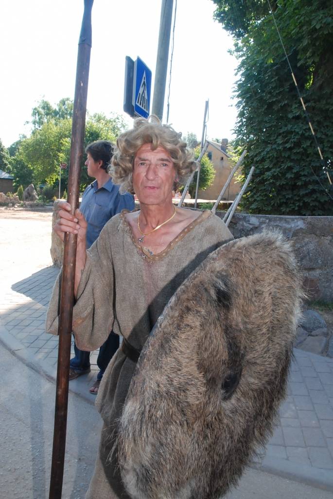 Šodien, 10. jūlijā, Durbē notiek svētki "Durbes kaujai - 750". Jau no paša rīta darbojas amatnieku tirgus, uzstājas Latvijas un Lietuvas folkloras ansambļi, deju kolektīvi. Pēcpusdienā svētku programmā būs sadaļas "Dižās cīņas atbalsis",...