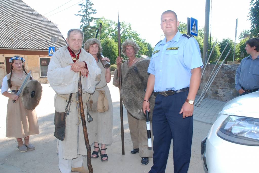 Šodien, 10. jūlijā, Durbē notiek svētki "Durbes kaujai - 750". Jau no paša rīta darbojas amatnieku tirgus, uzstājas Latvijas un Lietuvas folkloras ansambļi, deju kolektīvi. Pēcpusdienā svētku programmā būs sadaļas "Dižās cīņas atbalsis",...