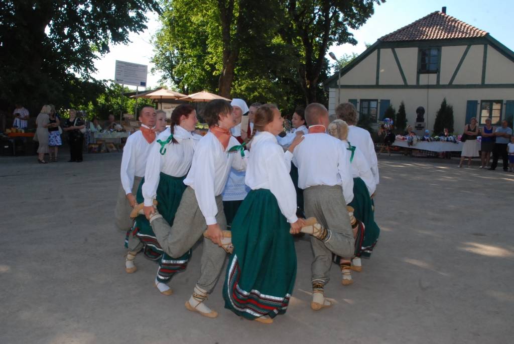 Šodien, 10. jūlijā, Durbē notiek svētki "Durbes kaujai - 750". Jau no paša rīta darbojas amatnieku tirgus, uzstājas Latvijas un Lietuvas folkloras ansambļi, deju kolektīvi. Pēcpusdienā svētku programmā būs sadaļas "Dižās cīņas atbalsis",...