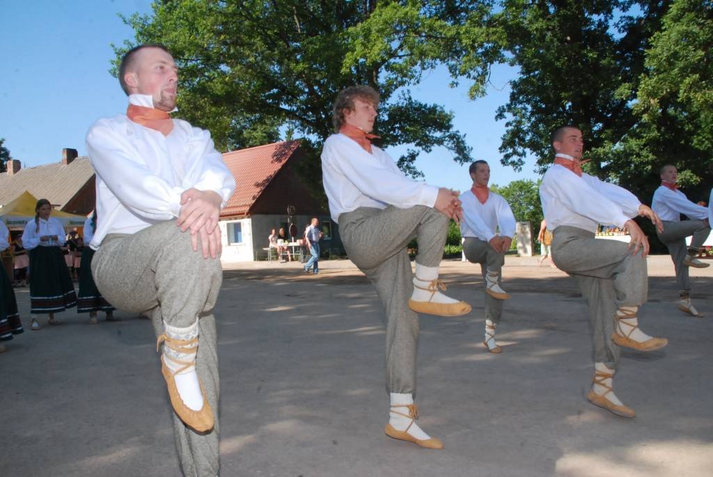 Šodien, 10. jūlijā, Durbē notiek svētki "Durbes kaujai - 750". Jau no paša rīta darbojas amatnieku tirgus, uzstājas Latvijas un Lietuvas folkloras ansambļi, deju kolektīvi. Pēcpusdienā svētku programmā būs sadaļas "Dižās cīņas atbalsis",...