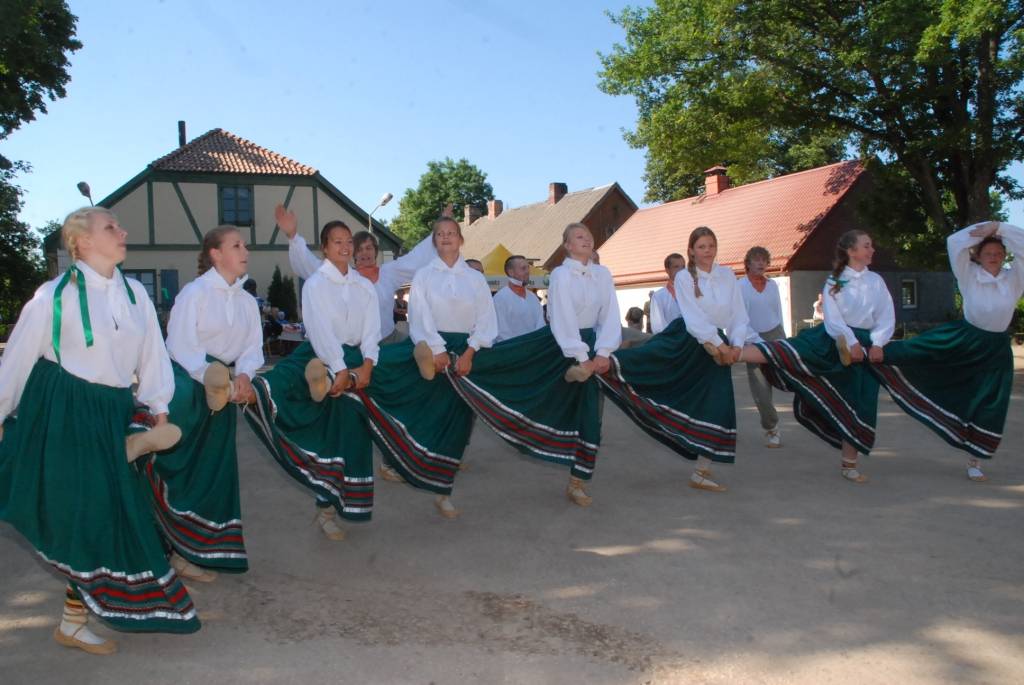 Šodien, 10. jūlijā, Durbē notiek svētki "Durbes kaujai - 750". Jau no paša rīta darbojas amatnieku tirgus, uzstājas Latvijas un Lietuvas folkloras ansambļi, deju kolektīvi. Pēcpusdienā svētku programmā būs sadaļas "Dižās cīņas atbalsis",...