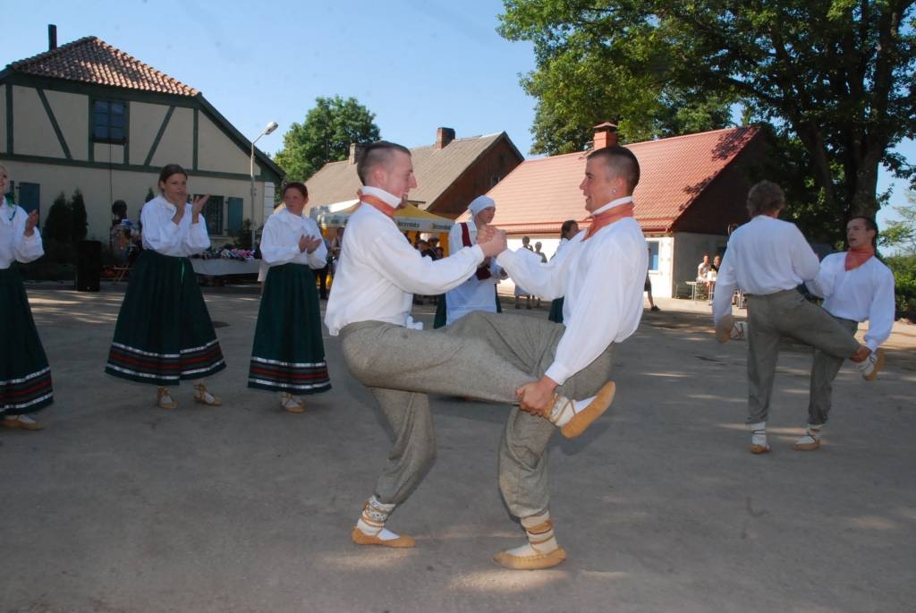 Šodien, 10. jūlijā, Durbē notiek svētki "Durbes kaujai - 750". Jau no paša rīta darbojas amatnieku tirgus, uzstājas Latvijas un Lietuvas folkloras ansambļi, deju kolektīvi. Pēcpusdienā svētku programmā būs sadaļas "Dižās cīņas atbalsis",...