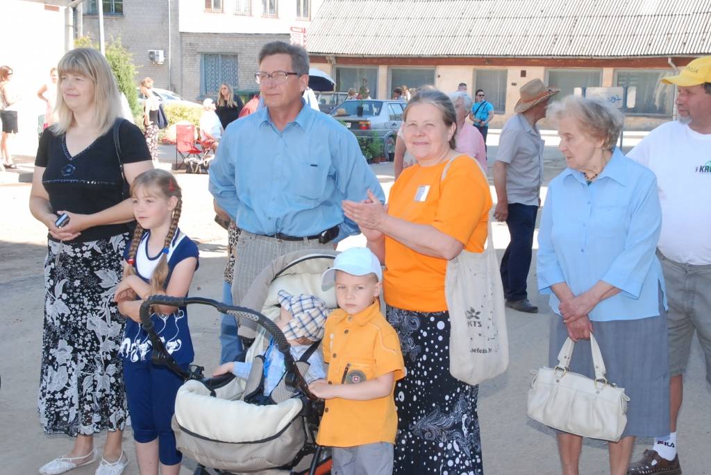 Šodien, 10. jūlijā, Durbē notiek svētki "Durbes kaujai - 750". Jau no paša rīta darbojas amatnieku tirgus, uzstājas Latvijas un Lietuvas folkloras ansambļi, deju kolektīvi. Pēcpusdienā svētku programmā būs sadaļas "Dižās cīņas atbalsis",...