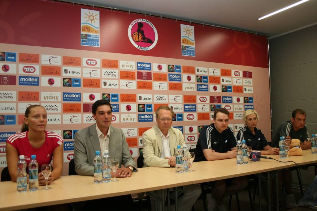 Latvijas U-20 basketbola izlases meitenes otrdien, 6. jūnijā, veidoja ziedu dekoru parkā iepretim Liepājas Olimpiskajam centram. Nākamnedēļ viņām Liepājā sāksies Eiropas čempionāts basketbolā. Otrdien notika arī izlases preses konference.
Autors: Uldis Dobelis