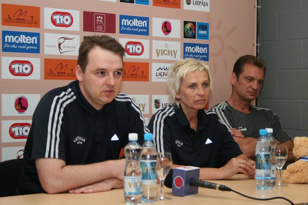 Latvijas U-20 basketbola izlases meitenes otrdien, 6. jūnijā, veidoja ziedu dekoru parkā iepretim Liepājas Olimpiskajam centram. Nākamnedēļ viņām Liepājā sāksies Eiropas čempionāts basketbolā. Otrdien notika arī izlases preses konference.
Autors: Uldis Dobelis