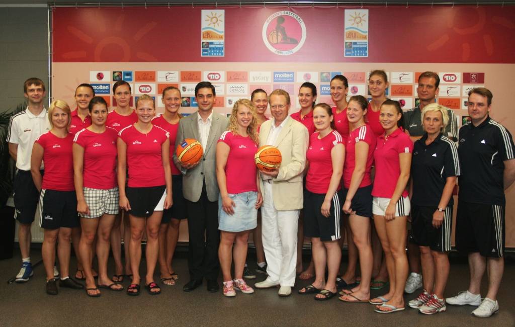 Latvijas U-20 basketbola izlases meitenes otrdien, 6. jūnijā, veidoja ziedu dekoru parkā iepretim Liepājas Olimpiskajam centram. Nākamnedēļ viņām Liepājā sāksies Eiropas čempionāts basketbolā. Otrdien notika arī izlases preses konference.
Autors: Uldis Dobelis