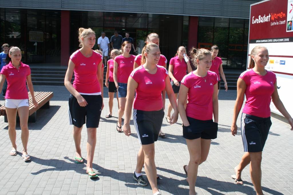 Latvijas U-20 basketbola izlases meitenes otrdien, 6. jūnijā, veidoja ziedu dekoru parkā iepretim Liepājas Olimpiskajam centram. Nākamnedēļ viņām Liepājā sāksies Eiropas čempionāts basketbolā. Otrdien notika arī izlases preses konference.
Autors: Uldis Dobelis