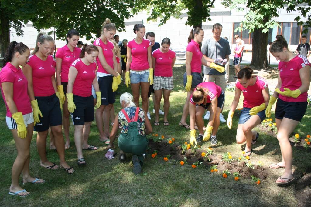 Latvijas U-20 basketbola izlases meitenes otrdien, 6. jūnijā, veidoja ziedu dekoru parkā iepretim Liepājas Olimpiskajam centram. Nākamnedēļ viņām Liepājā sāksies Eiropas čempionāts basketbolā. Otrdien notika arī izlases preses konference.
Autors: Uldis Dobelis