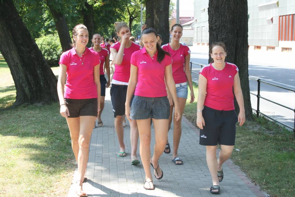 Latvijas U-20 basketbola izlases meitenes otrdien, 6. jūnijā, veidoja ziedu dekoru parkā iepretim Liepājas Olimpiskajam centram. Nākamnedēļ viņām Liepājā sāksies Eiropas čempionāts basketbolā. Otrdien notika arī izlases preses konference.
Autors: Uldis Dobelis