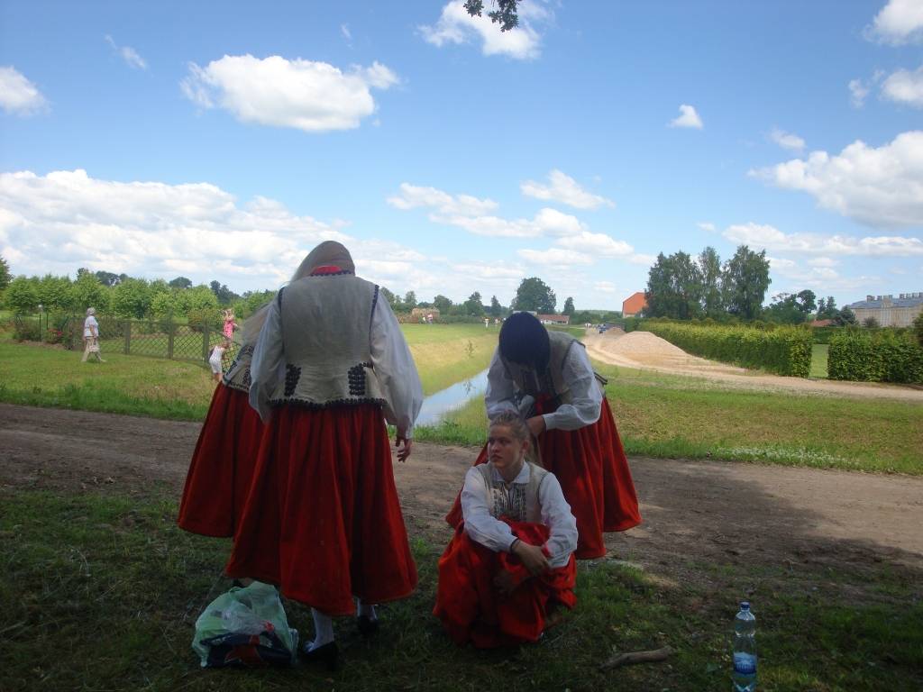 3. jūlijā Liepājas mūzikas vidusskolas flautu kvarteta meitenes Ieva Ošeniece, Ieva Dzintare, Laura Tīda un Baiba Kokina, sapucējušās Nīcas senajos brunčos, uzsāka ceļojumu uz Rundāles pils dārza svētkiem.

Meitenēm tika dota iespēja...