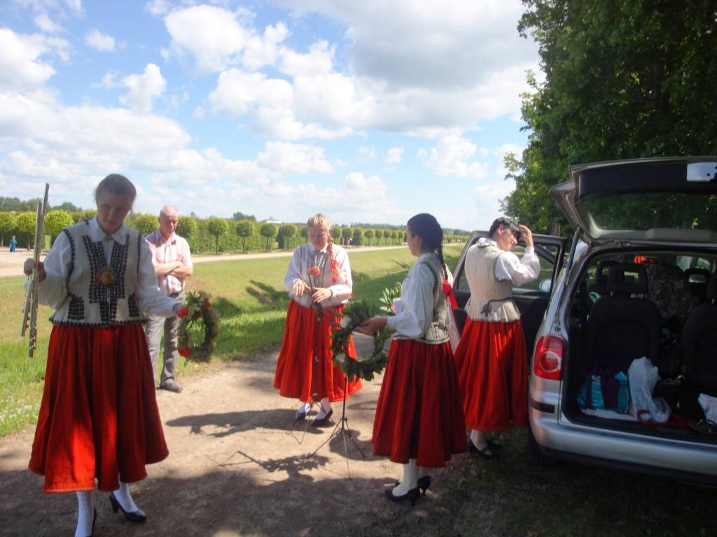 3. jūlijā Liepājas mūzikas vidusskolas flautu kvarteta meitenes Ieva Ošeniece, Ieva Dzintare, Laura Tīda un Baiba Kokina, sapucējušās Nīcas senajos brunčos, uzsāka ceļojumu uz Rundāles pils dārza svētkiem.

Meitenēm tika dota iespēja...