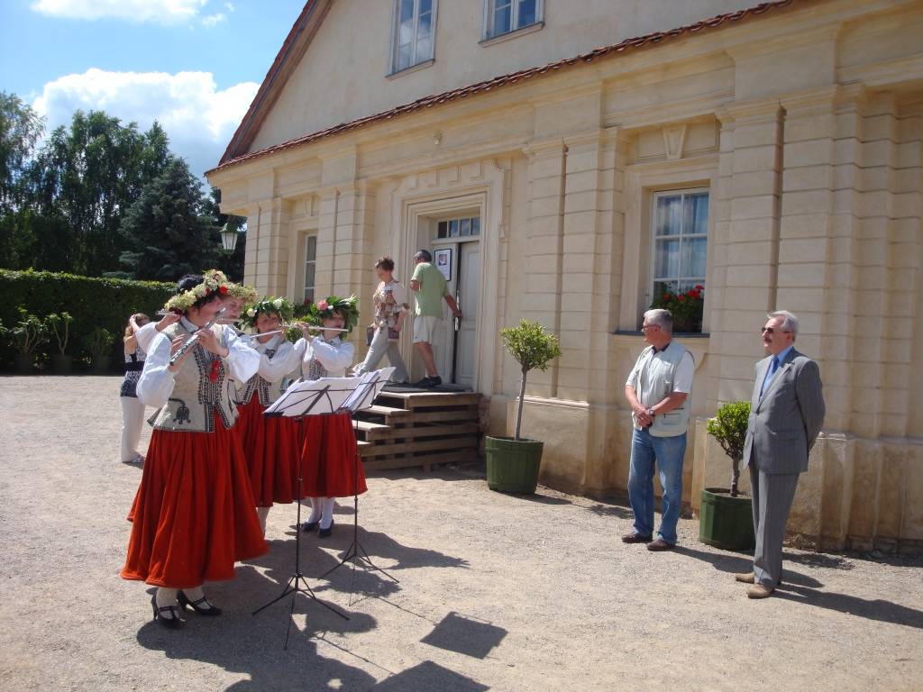3. jūlijā Liepājas mūzikas vidusskolas flautu kvarteta meitenes Ieva Ošeniece, Ieva Dzintare, Laura Tīda un Baiba Kokina, sapucējušās Nīcas senajos brunčos, uzsāka ceļojumu uz Rundāles pils dārza svētkiem.

Meitenēm tika dota iespēja...