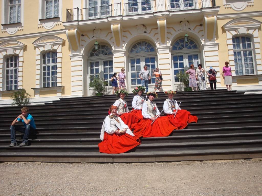 3. jūlijā Liepājas mūzikas vidusskolas flautu kvarteta meitenes Ieva Ošeniece, Ieva Dzintare, Laura Tīda un Baiba Kokina, sapucējušās Nīcas senajos brunčos, uzsāka ceļojumu uz Rundāles pils dārza svētkiem.

Meitenēm tika dota iespēja...