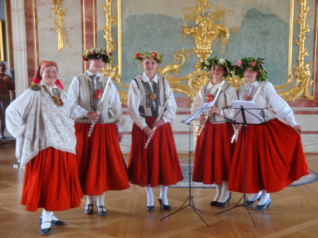 3. jūlijā Liepājas mūzikas vidusskolas flautu kvarteta meitenes Ieva Ošeniece, Ieva Dzintare, Laura Tīda un Baiba Kokina, sapucējušās Nīcas senajos brunčos, uzsāka ceļojumu uz Rundāles pils dārza svētkiem.

Meitenēm tika dota iespēja...