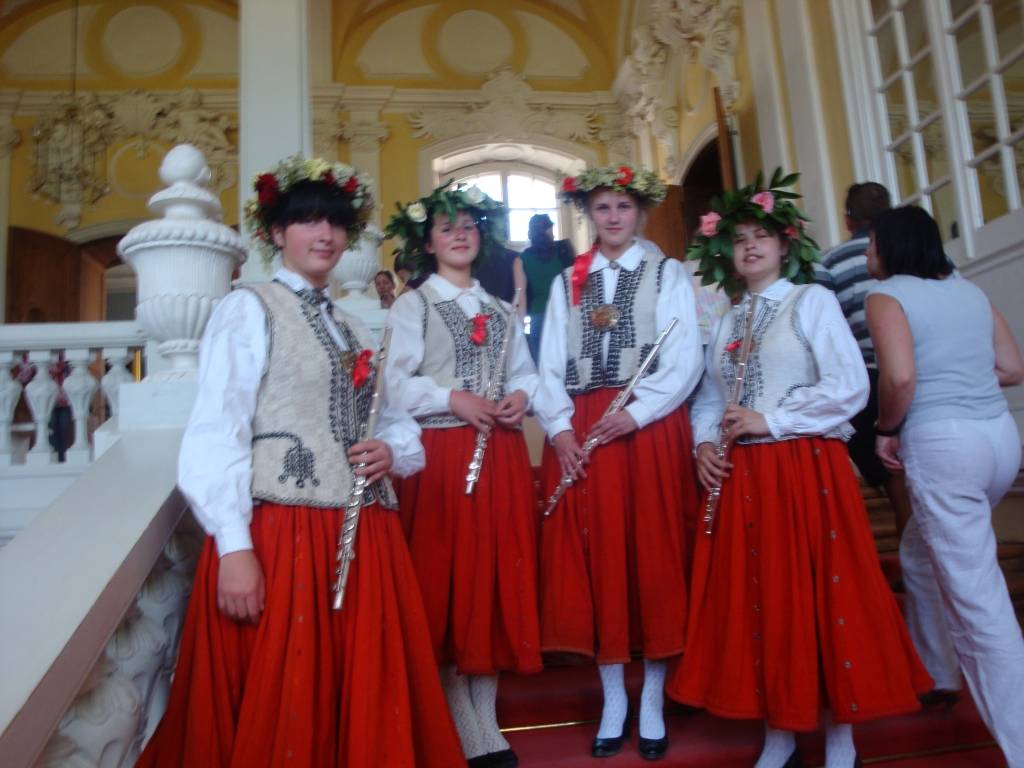 3. jūlijā Liepājas mūzikas vidusskolas flautu kvarteta meitenes Ieva Ošeniece, Ieva Dzintare, Laura Tīda un Baiba Kokina, sapucējušās Nīcas senajos brunčos, uzsāka ceļojumu uz Rundāles pils dārza svētkiem.

Meitenēm tika dota iespēja...