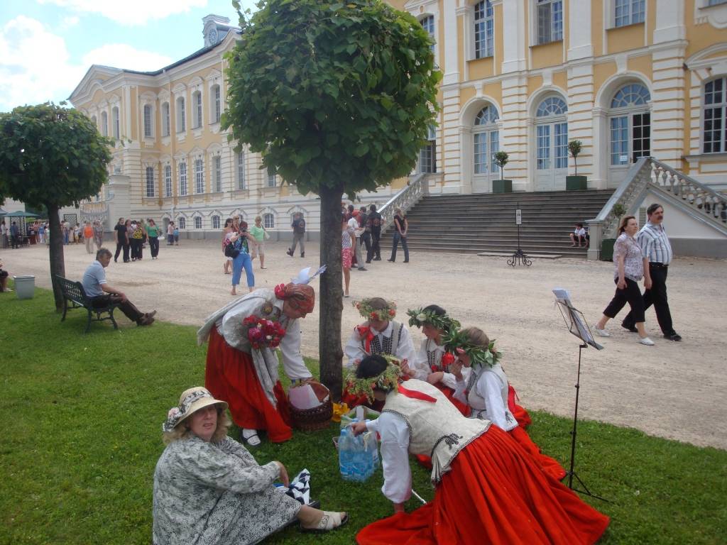 3. jūlijā Liepājas mūzikas vidusskolas flautu kvarteta meitenes Ieva Ošeniece, Ieva Dzintare, Laura Tīda un Baiba Kokina, sapucējušās Nīcas senajos brunčos, uzsāka ceļojumu uz Rundāles pils dārza svētkiem.

Meitenēm tika dota iespēja...