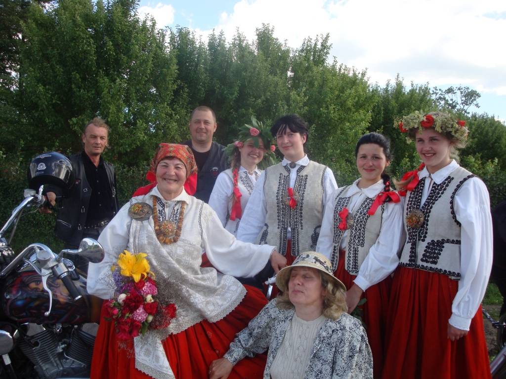 3. jūlijā Liepājas mūzikas vidusskolas flautu kvarteta meitenes Ieva Ošeniece, Ieva Dzintare, Laura Tīda un Baiba Kokina, sapucējušās Nīcas senajos brunčos, uzsāka ceļojumu uz Rundāles pils dārza svētkiem.

Meitenēm tika dota iespēja...