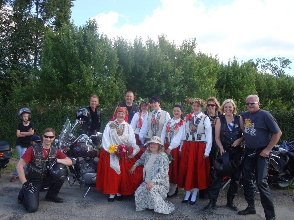 3. jūlijā Liepājas mūzikas vidusskolas flautu kvarteta meitenes Ieva Ošeniece, Ieva Dzintare, Laura Tīda un Baiba Kokina, sapucējušās Nīcas senajos brunčos, uzsāka ceļojumu uz Rundāles pils dārza svētkiem.

Meitenēm tika dota iespēja...