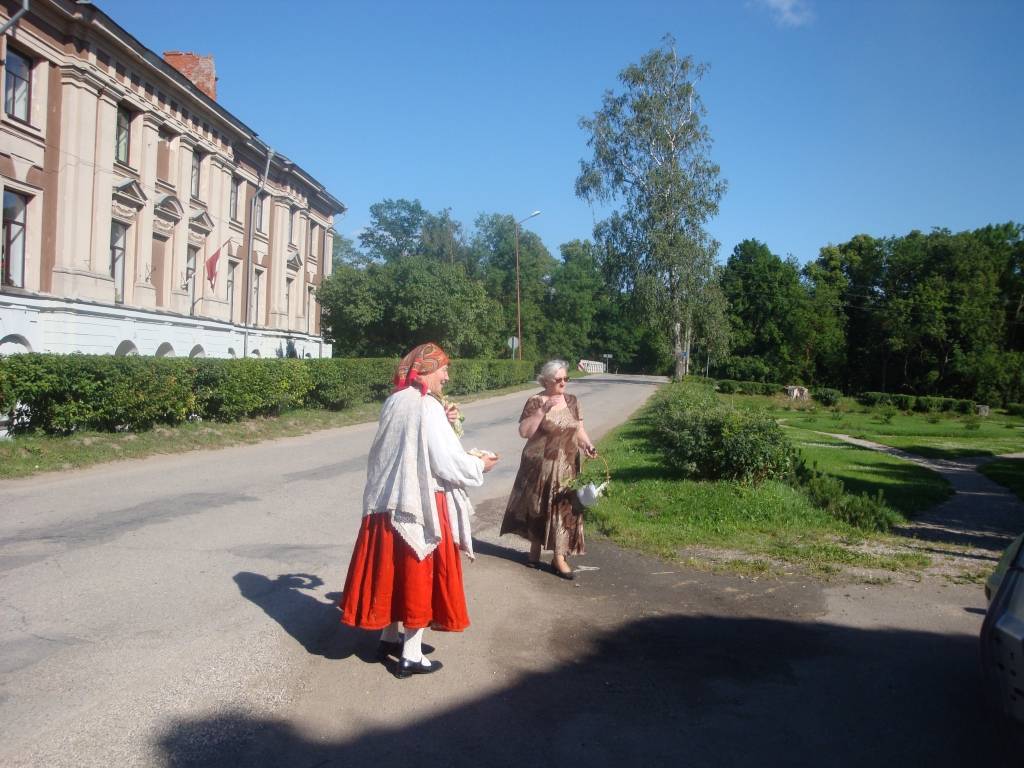 3. jūlijā Liepājas mūzikas vidusskolas flautu kvarteta meitenes Ieva Ošeniece, Ieva Dzintare, Laura Tīda un Baiba Kokina, sapucējušās Nīcas senajos brunčos, uzsāka ceļojumu uz Rundāles pils dārza svētkiem.

Meitenēm tika dota iespēja...
