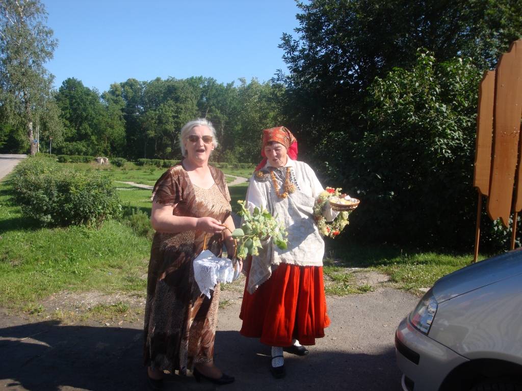3. jūlijā Liepājas mūzikas vidusskolas flautu kvarteta meitenes Ieva Ošeniece, Ieva Dzintare, Laura Tīda un Baiba Kokina, sapucējušās Nīcas senajos brunčos, uzsāka ceļojumu uz Rundāles pils dārza svētkiem.

Meitenēm tika dota iespēja...