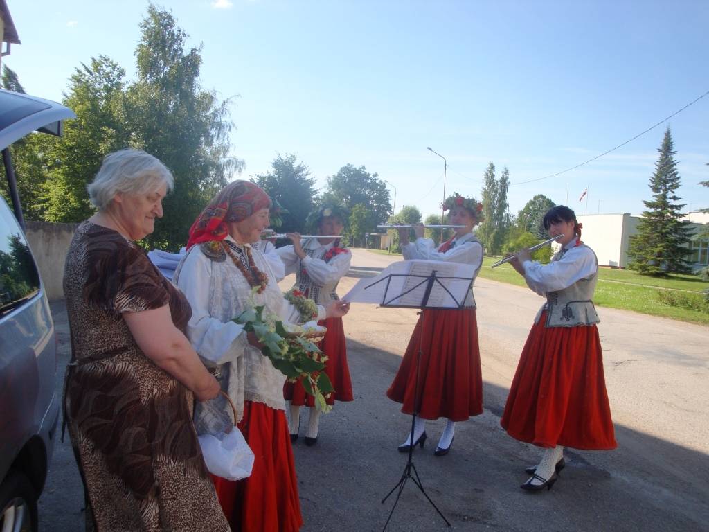 3. jūlijā Liepājas mūzikas vidusskolas flautu kvarteta meitenes Ieva Ošeniece, Ieva Dzintare, Laura Tīda un Baiba Kokina, sapucējušās Nīcas senajos brunčos, uzsāka ceļojumu uz Rundāles pils dārza svētkiem.

Meitenēm tika dota iespēja...