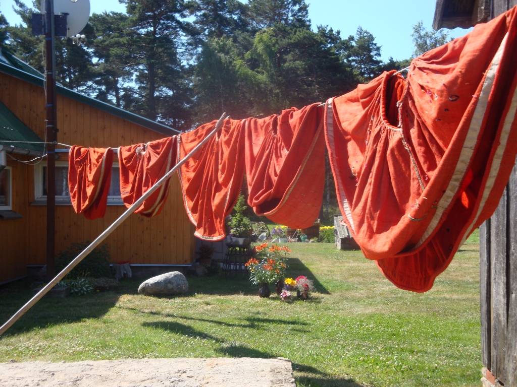 3. jūlijā Liepājas mūzikas vidusskolas flautu kvarteta meitenes Ieva Ošeniece, Ieva Dzintare, Laura Tīda un Baiba Kokina, sapucējušās Nīcas senajos brunčos, uzsāka ceļojumu uz Rundāles pils dārza svētkiem.

Meitenēm tika dota iespēja...
