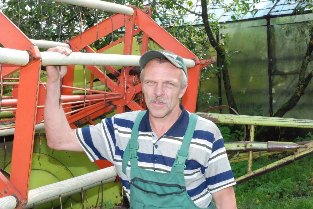 Jāņa Šenvalda kombains labības laukos darbināts ar degvielu, kas iegādāta pēc vecās sistēmas. Nākamajiem darbiem to pirks “pa jaunam”. 
Autors: Dainis Ģelzis