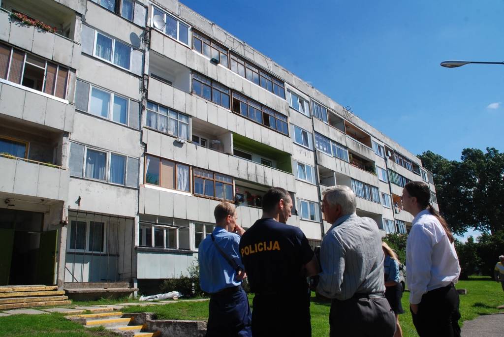 Nelaimes gadījums izkritis pa Dunikas ielas 3. nama piektā stāva logu.
Autors: Dainis Ģelzis