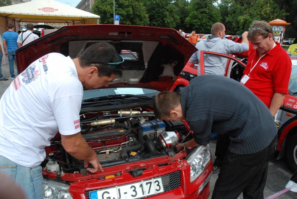 Rallijs "Kurzeme 2010" sākās ar dalībnieku automašīnu tehnisko pārbaudi Rožu laukumā Liepājā. Tā bija publiski pieejama Ātruma festivāla apmeklētājiem.
Autors: Uldis Dobelis
