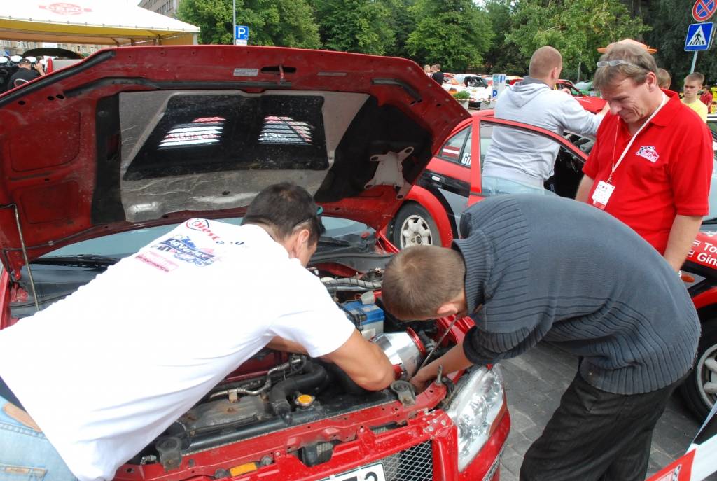 Rallijs "Kurzeme 2010" sākās ar dalībnieku automašīnu tehnisko pārbaudi Rožu laukumā Liepājā. Tā bija publiski pieejama Ātruma festivāla apmeklētājiem.
Autors: Uldis Dobelis