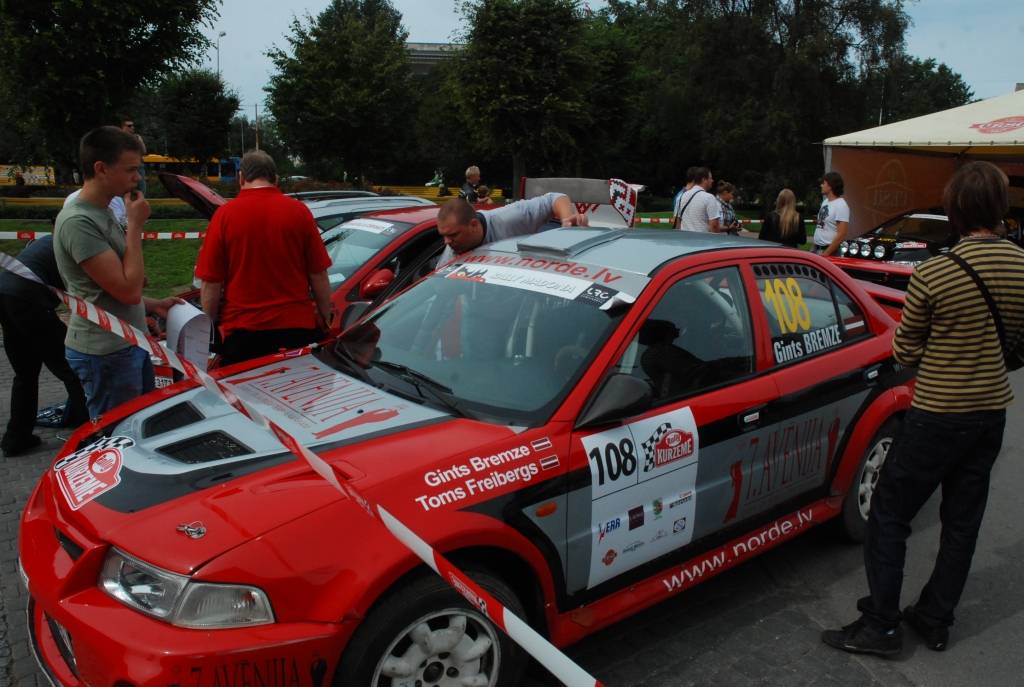 Rallijs "Kurzeme 2010" sākās ar dalībnieku automašīnu tehnisko pārbaudi Rožu laukumā Liepājā. Tā bija publiski pieejama Ātruma festivāla apmeklētājiem.
Autors: Uldis Dobelis