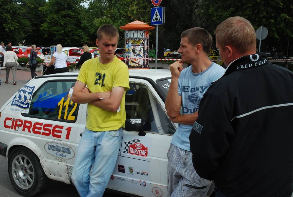 Rallijs "Kurzeme 2010" sākās ar dalībnieku automašīnu tehnisko pārbaudi Rožu laukumā Liepājā. Tā bija publiski pieejama Ātruma festivāla apmeklētājiem.
Autors: Uldis Dobelis