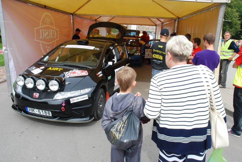Rallijs "Kurzeme 2010" sākās ar dalībnieku automašīnu tehnisko pārbaudi Rožu laukumā Liepājā. Tā bija publiski pieejama Ātruma festivāla apmeklētājiem.
Autors: Uldis Dobelis