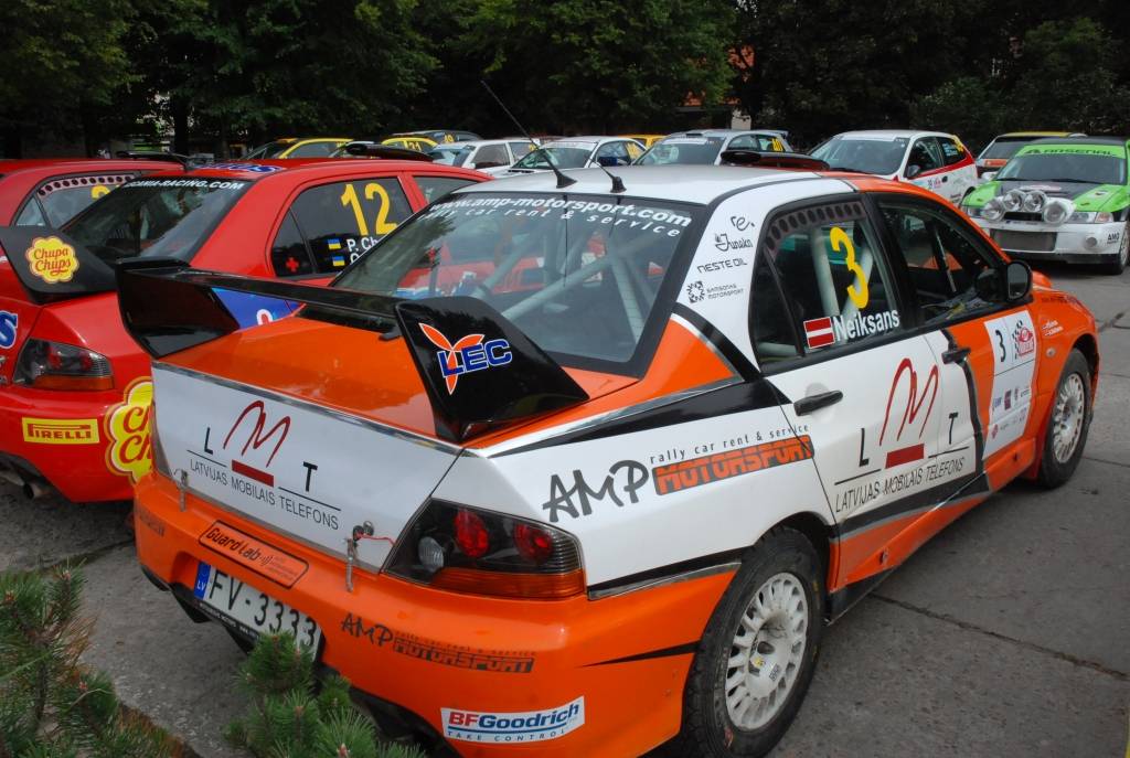Rallijs "Kurzeme 2010" sākās ar dalībnieku automašīnu tehnisko pārbaudi Rožu laukumā Liepājā. Tā bija publiski pieejama Ātruma festivāla apmeklētājiem.
Autors: Uldis Dobelis