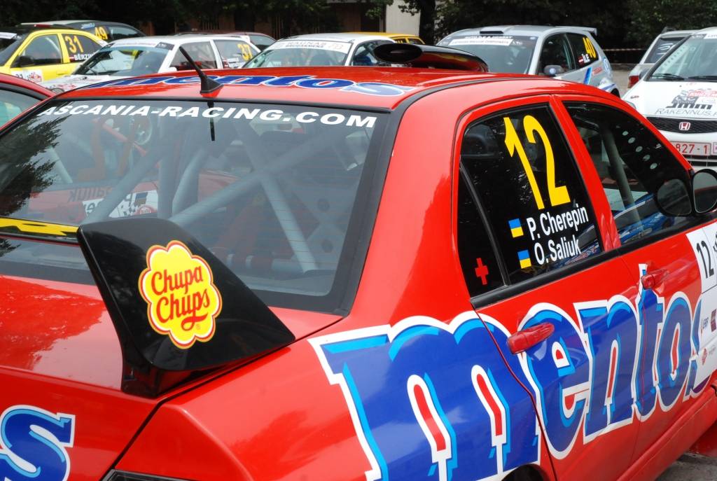 Rallijs "Kurzeme 2010" sākās ar dalībnieku automašīnu tehnisko pārbaudi Rožu laukumā Liepājā. Tā bija publiski pieejama Ātruma festivāla apmeklētājiem.
Autors: Uldis Dobelis