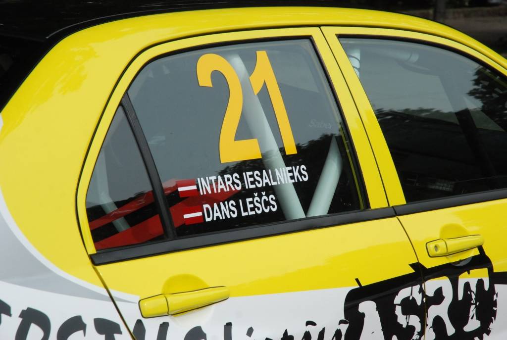 Rallijs "Kurzeme 2010" sākās ar dalībnieku automašīnu tehnisko pārbaudi Rožu laukumā Liepājā. Tā bija publiski pieejama Ātruma festivāla apmeklētājiem.
Autors: Uldis Dobelis