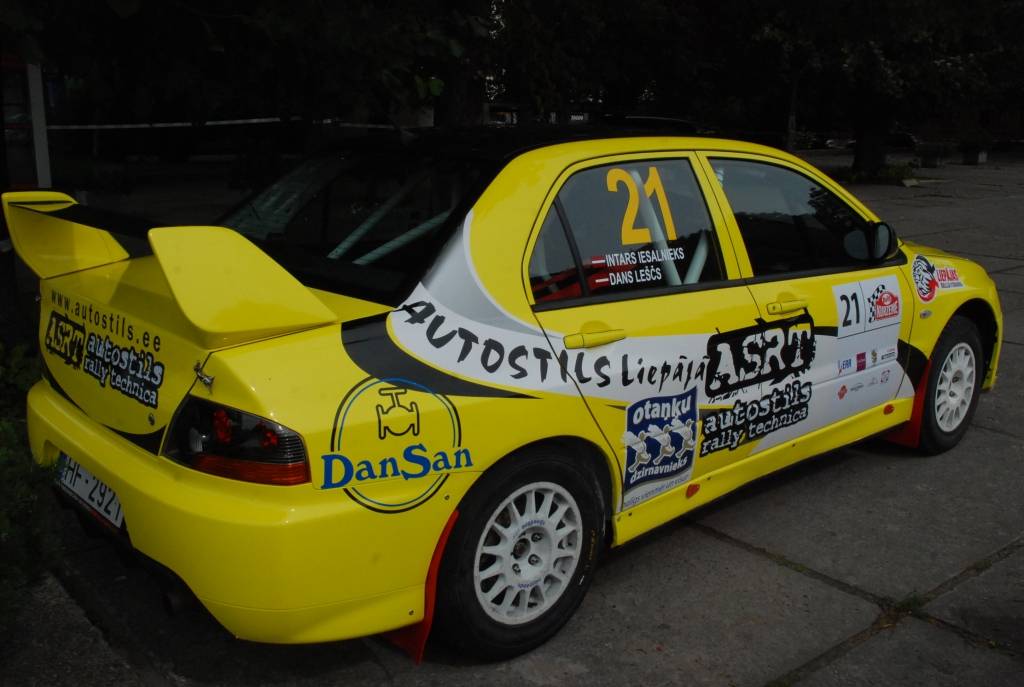 Rallijs "Kurzeme 2010" sākās ar dalībnieku automašīnu tehnisko pārbaudi Rožu laukumā Liepājā. Tā bija publiski pieejama Ātruma festivāla apmeklētājiem.
Autors: Uldis Dobelis