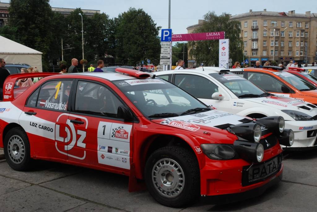 Rallijs "Kurzeme 2010" sākās ar dalībnieku automašīnu tehnisko pārbaudi Rožu laukumā Liepājā. Tā bija publiski pieejama Ātruma festivāla apmeklētājiem.
Autors: Uldis Dobelis