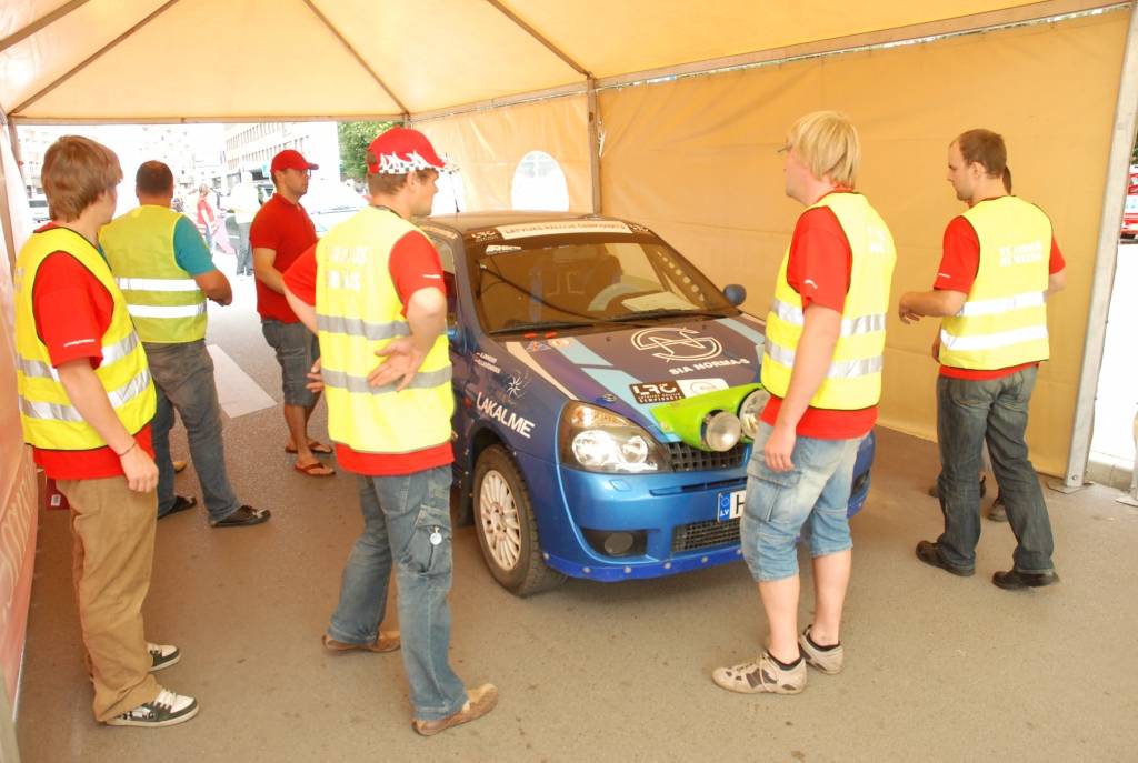 Rallijs "Kurzeme 2010" sākās ar dalībnieku automašīnu tehnisko pārbaudi Rožu laukumā Liepājā. Tā bija publiski pieejama Ātruma festivāla apmeklētājiem.
Autors: Uldis Dobelis