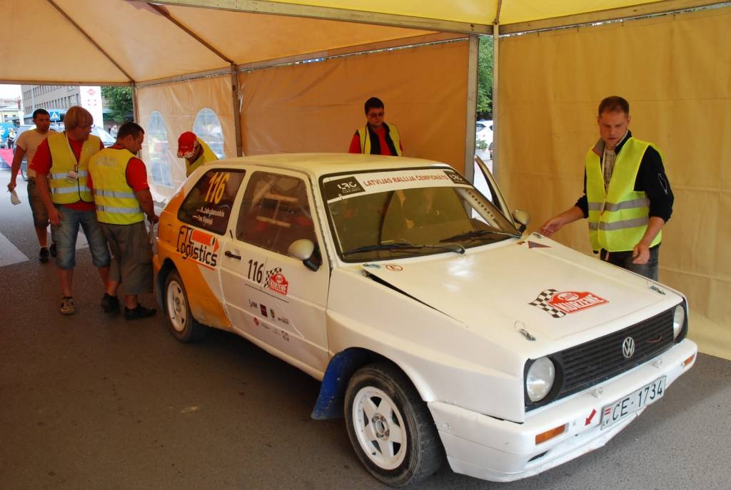 Rallijs "Kurzeme 2010" sākās ar dalībnieku automašīnu tehnisko pārbaudi Rožu laukumā Liepājā. Tā bija publiski pieejama Ātruma festivāla apmeklētājiem.
Autors: Uldis Dobelis