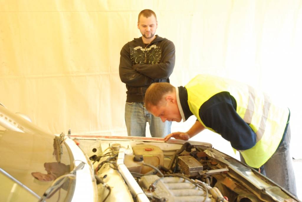 Rallijs "Kurzeme 2010" sākās ar dalībnieku automašīnu tehnisko pārbaudi Rožu laukumā Liepājā. Tā bija publiski pieejama Ātruma festivāla apmeklētājiem.
Autors: Uldis Dobelis