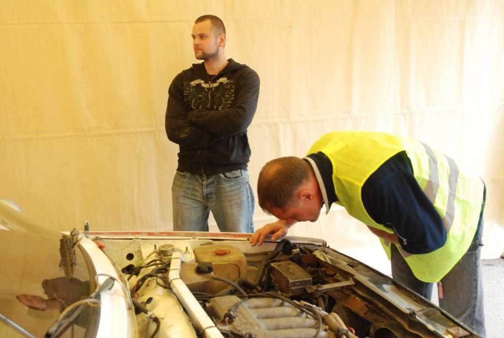 Rallijs "Kurzeme 2010" sākās ar dalībnieku automašīnu tehnisko pārbaudi Rožu laukumā Liepājā. Tā bija publiski pieejama Ātruma festivāla apmeklētājiem.
Autors: Uldis Dobelis