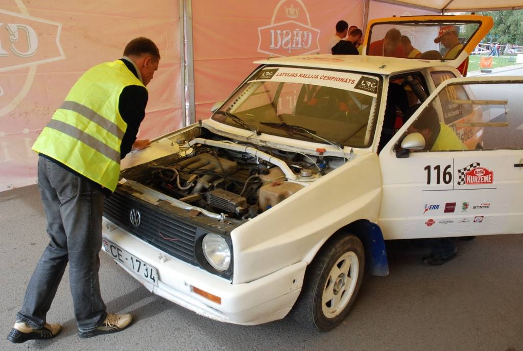 Rallijs "Kurzeme 2010" sākās ar dalībnieku automašīnu tehnisko pārbaudi Rožu laukumā Liepājā. Tā bija publiski pieejama Ātruma festivāla apmeklētājiem.
Autors: Uldis Dobelis