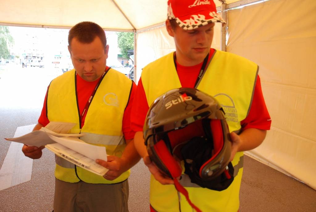 Rallijs "Kurzeme 2010" sākās ar dalībnieku automašīnu tehnisko pārbaudi Rožu laukumā Liepājā. Tā bija publiski pieejama Ātruma festivāla apmeklētājiem.
Autors: Uldis Dobelis
