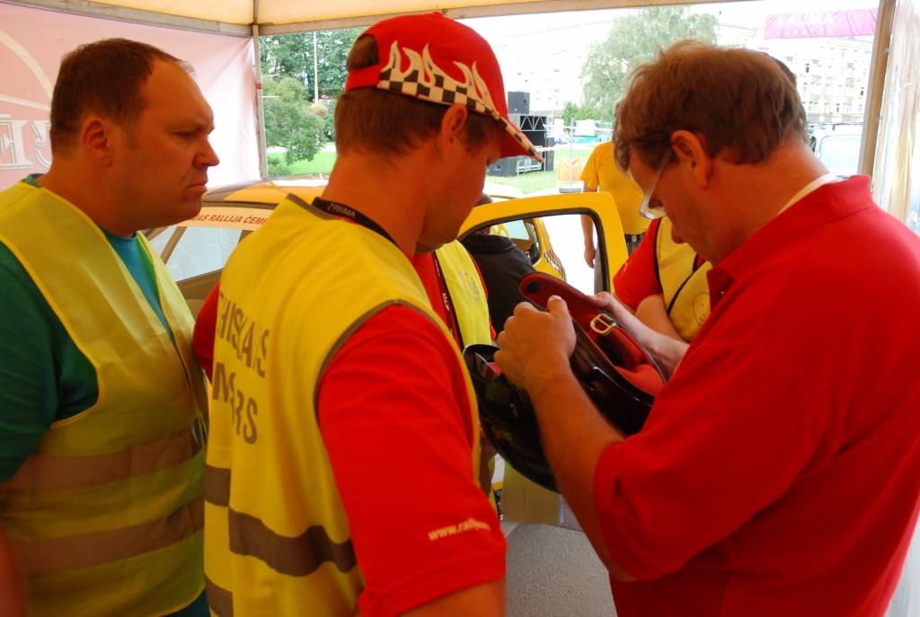 Rallijs "Kurzeme 2010" sākās ar dalībnieku automašīnu tehnisko pārbaudi Rožu laukumā Liepājā. Tā bija publiski pieejama Ātruma festivāla apmeklētājiem.
Autors: Uldis Dobelis