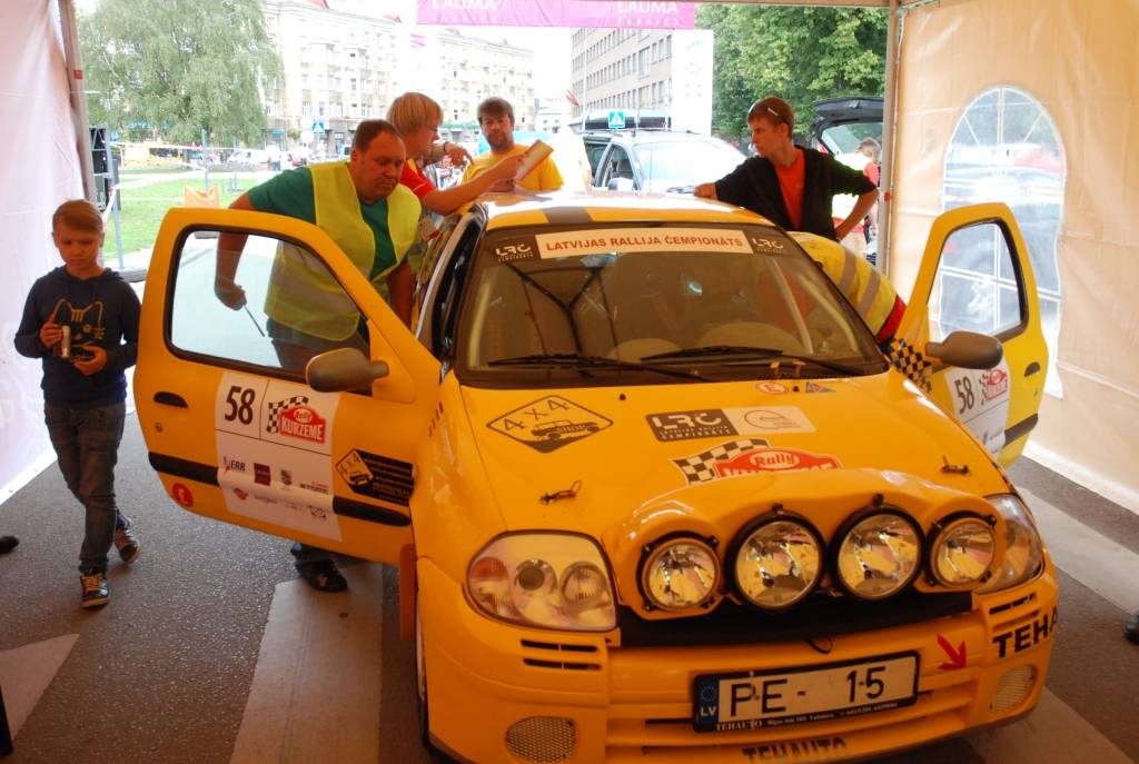 Rallijs "Kurzeme 2010" sākās ar dalībnieku automašīnu tehnisko pārbaudi Rožu laukumā Liepājā. Tā bija publiski pieejama Ātruma festivāla apmeklētājiem.
Autors: Uldis Dobelis