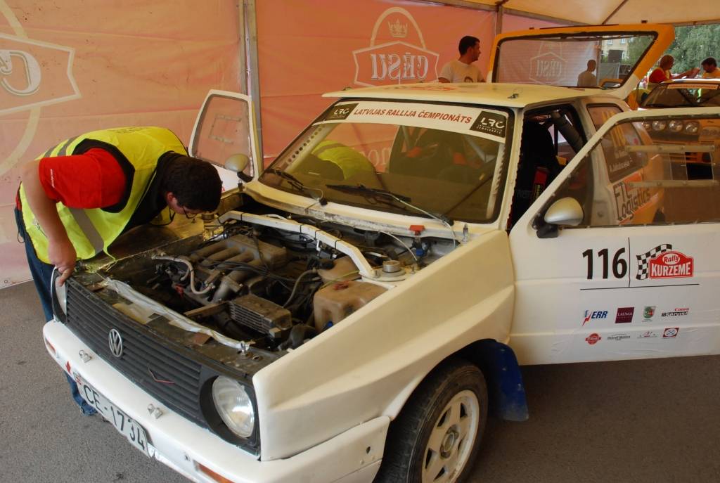 Rallijs "Kurzeme 2010" sākās ar dalībnieku automašīnu tehnisko pārbaudi Rožu laukumā Liepājā. Tā bija publiski pieejama Ātruma festivāla apmeklētājiem.
Autors: Uldis Dobelis